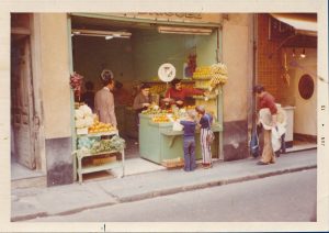Ángel, al otro lado de la báscula, y Miguel Ángel En el año 1973