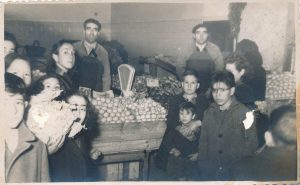 Angel a la izquierda y José a la derecha atendiendo ya en 1944 a su clienta.